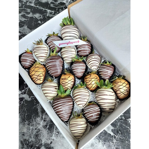 20pcs Black & White Indulgence with Gold Chocolate Strawberries Gift Box